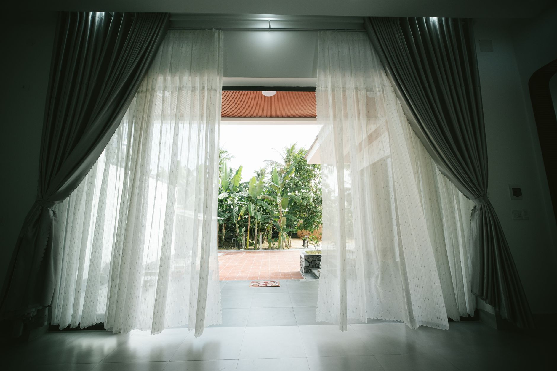 អ្នកវិភាគបាល់ទាត់ពិនិត្យតារាងផ្ទេរ និងស្ថិតិកីឡាករលើអេក្រង់ជាច្រើននៅពេលយប់