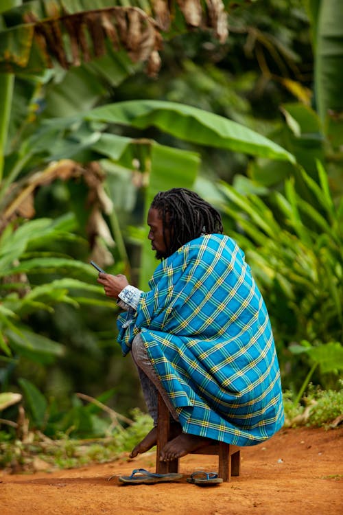 Gratis lagerfoto af afrikansk mand, fra siden, lodret skud