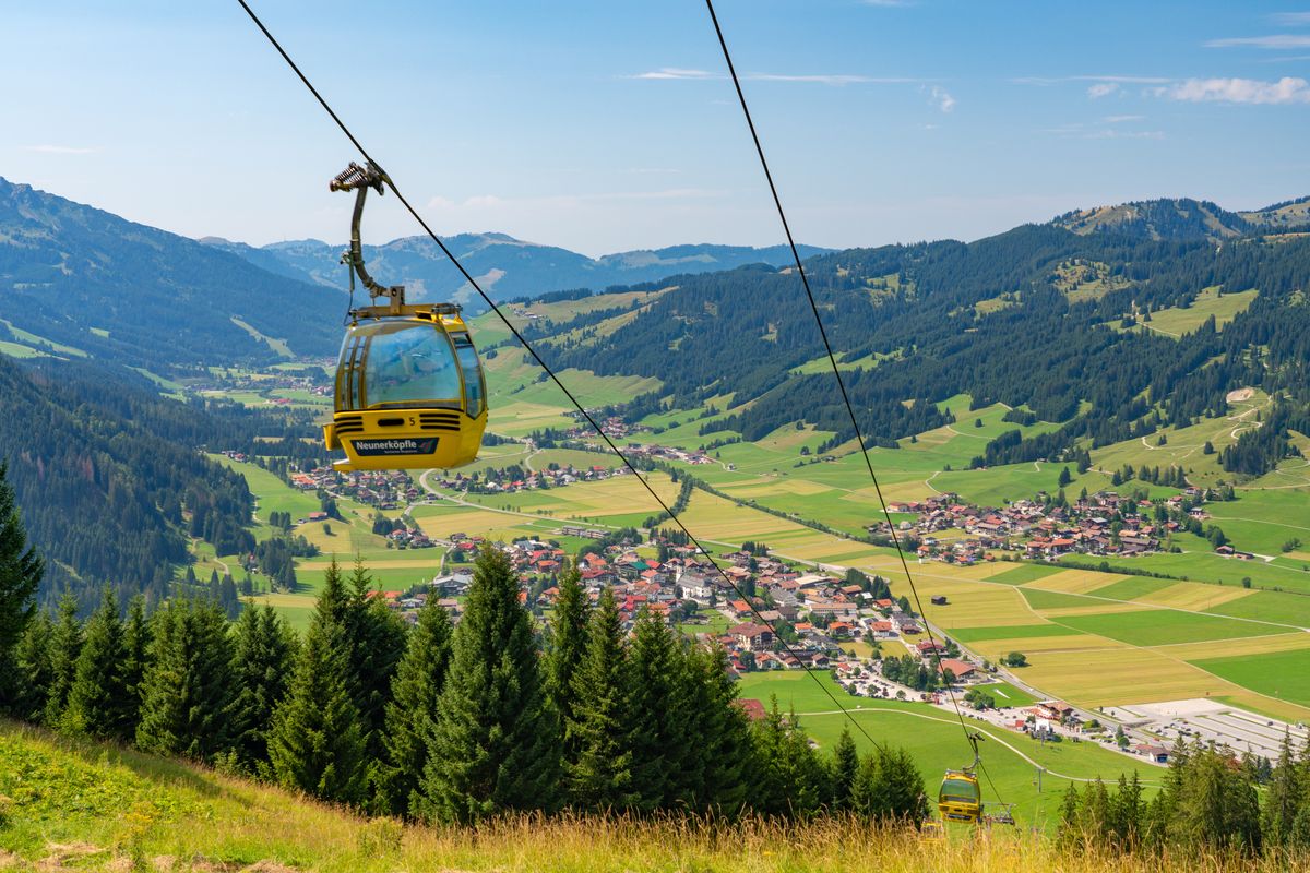 Kabelbaan in Tirol met uitzicht over de bergen