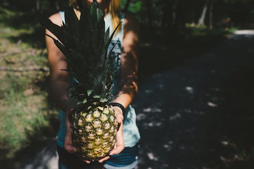 Kostnadsfri bild av ananas, flicka, kvinna