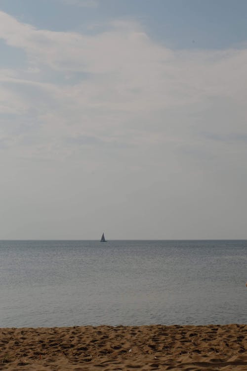 Foto profissional grátis de barco a vela, beira-mar, fotografia da natureza