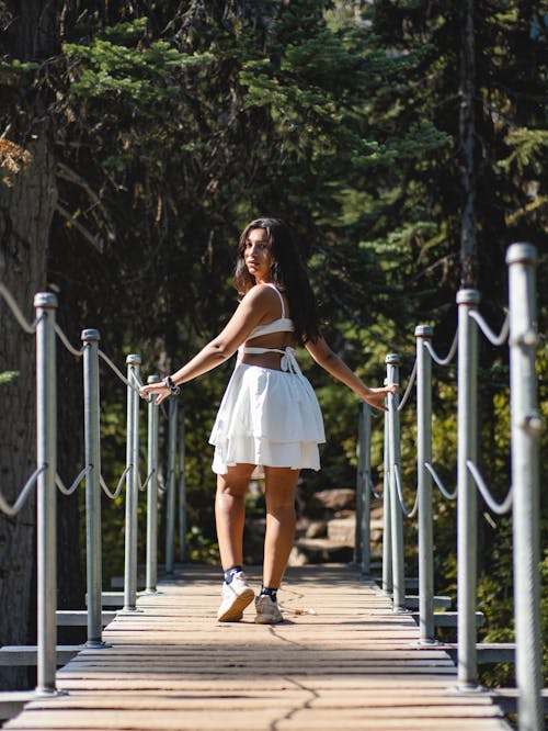 ahşap köprü, Beyaz elbise, dikey atış içeren Ücretsiz stok fotoğraf