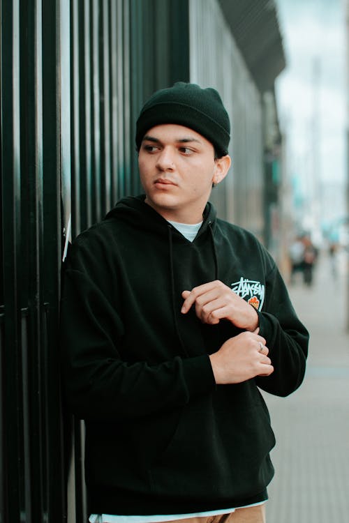 Foto profissional grátis de homem, hoodie preto, posando