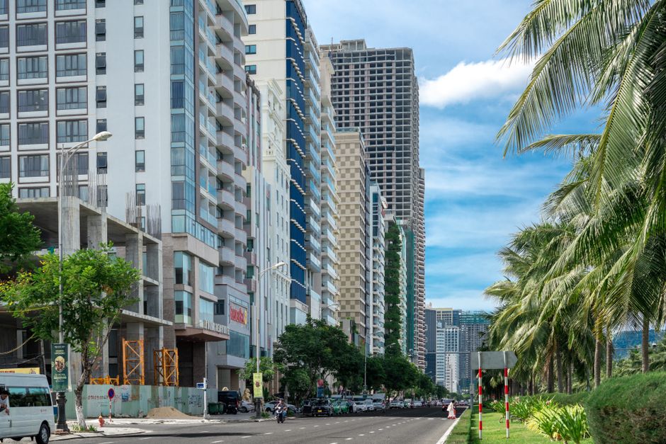 Brickell streets with high-rise buildings and palm trees - apartments in miami fl Brickell streets with high-rise buildings and palm trees - apartments in miami fl
