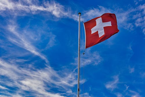 Kostenloses Stock Foto zu blauer himmel, fahnenstange, flagge