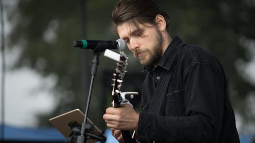 Foto profissional grátis de cantor, cantores, guitarrista