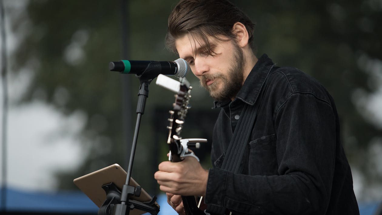 Gratis stockfoto met akoestische gitaren, gitarist, live muziek