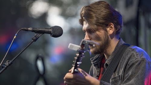 Foto profissional grátis de cantor, guitarrista, música ao vivo