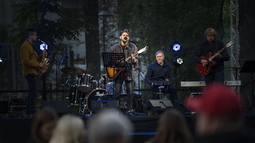 Foto profissional grátis de banda de musica, cantor, música ao vivo