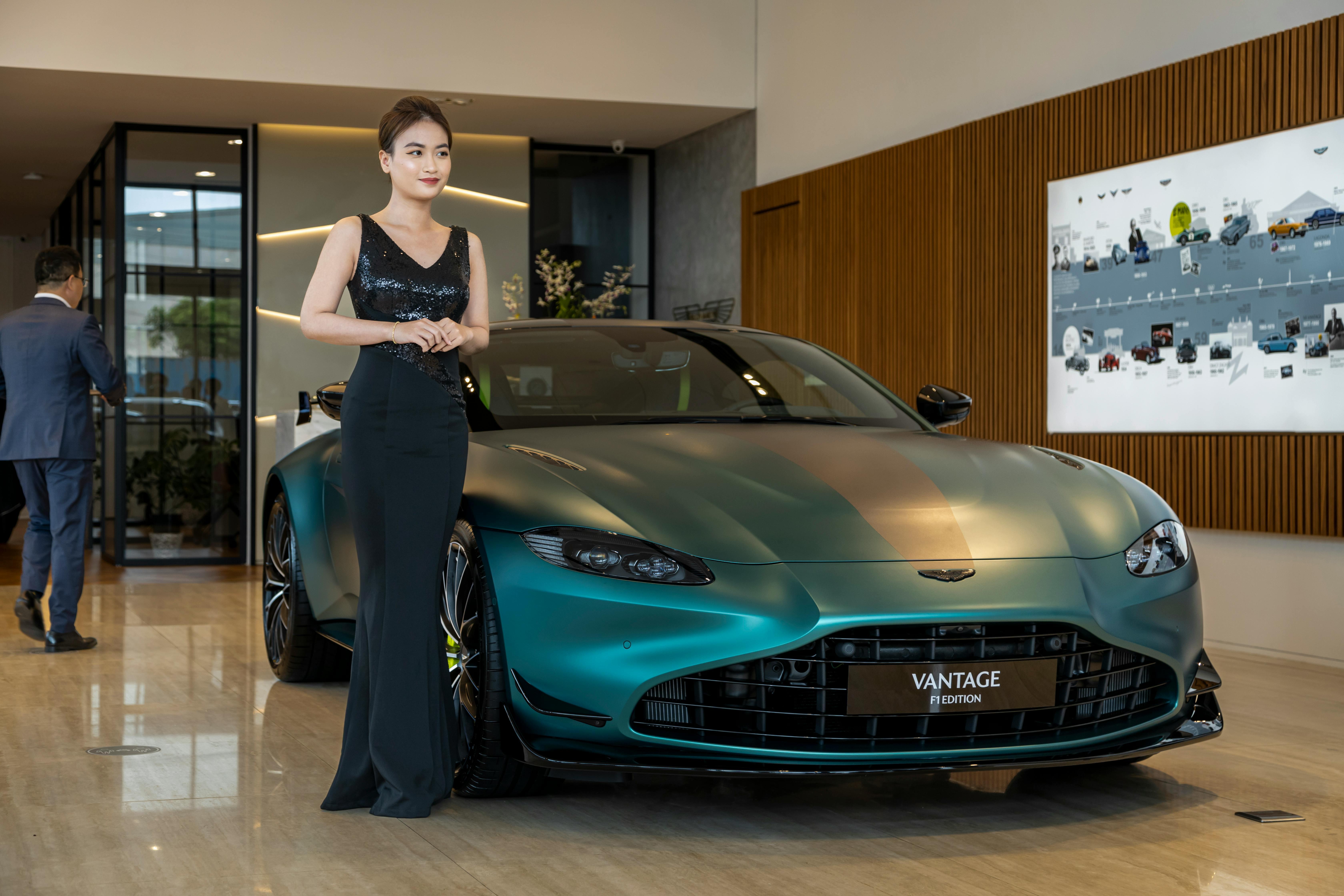 VIDEO: Simfonie V12 cu șapte modele Aston Martin