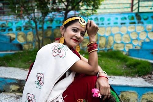 Foto stok gratis anting-anting emas, baju tradisional, bindi