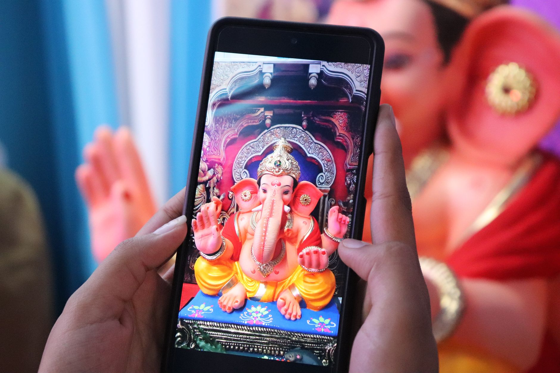 मोबाइल स्क्रीन पर टीन पट्टी गोल्ड का इंटरफेस, पास में सुरक्षित डाउनलोड सेटिंग्स खुली हुईं