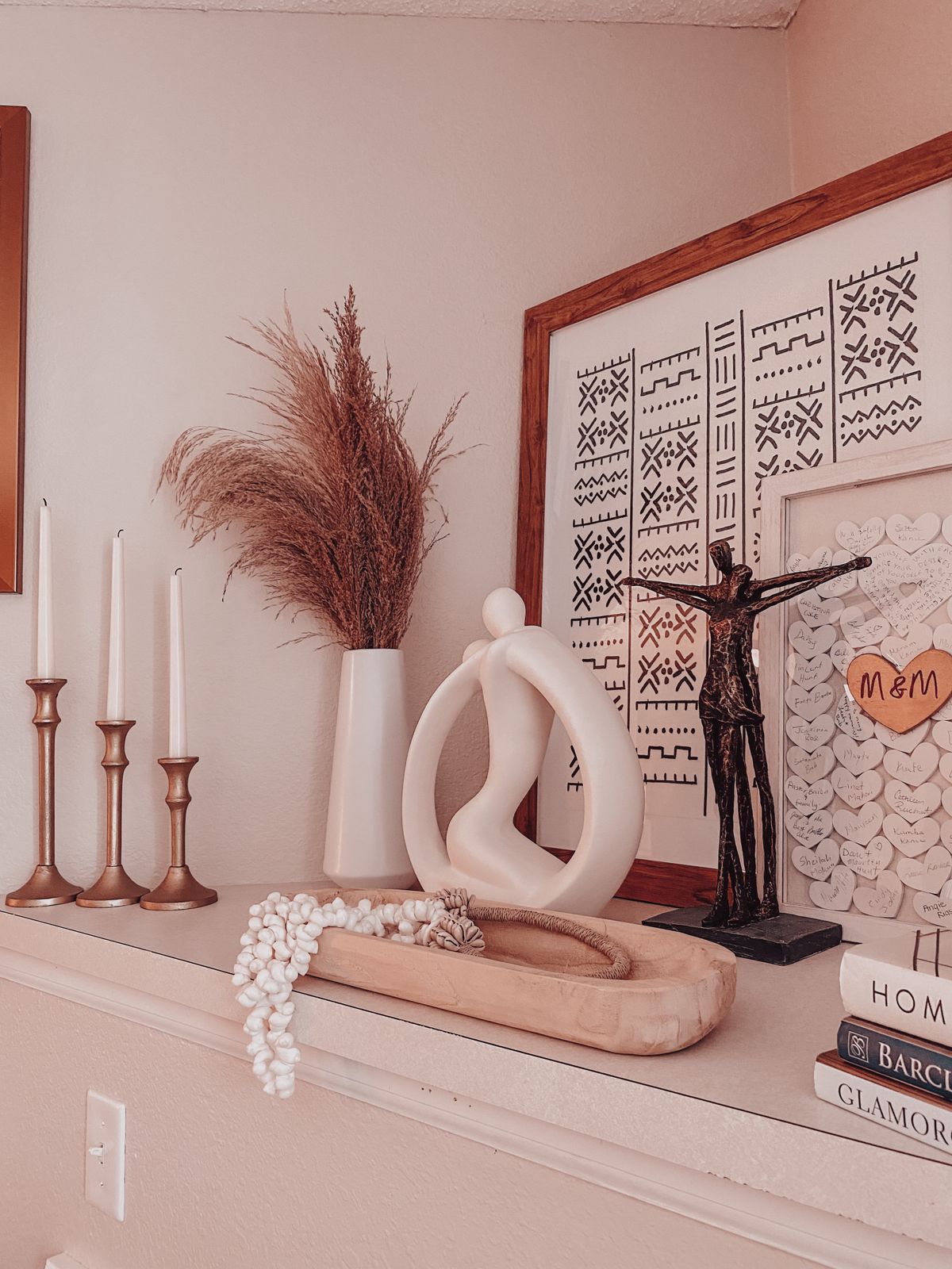 Étagère décorée avec des bougies et des objets