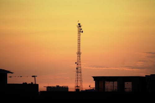 Immagine gratuita di antenna, antenne, cielo giallo