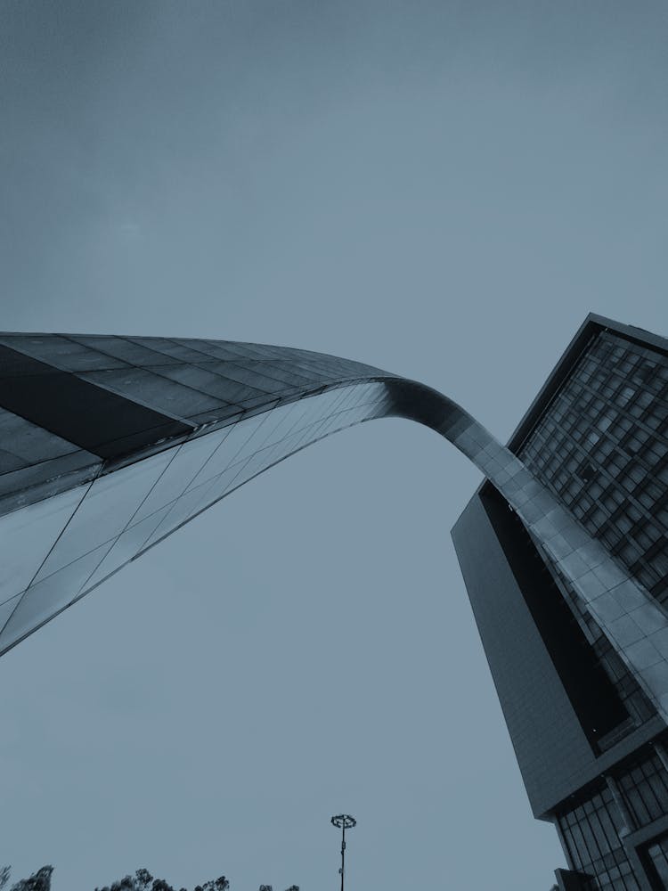 A Grayscale Of The Gateway Arch In Missouri