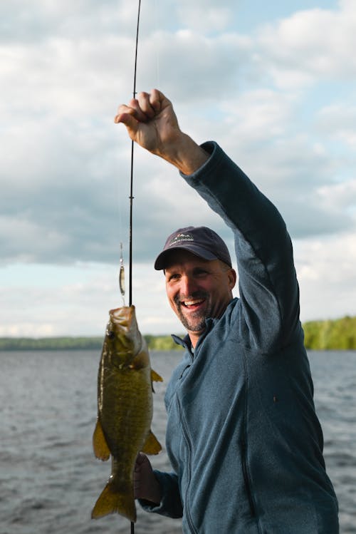 Immagine gratuita di berretto, canna da pesca, catturando