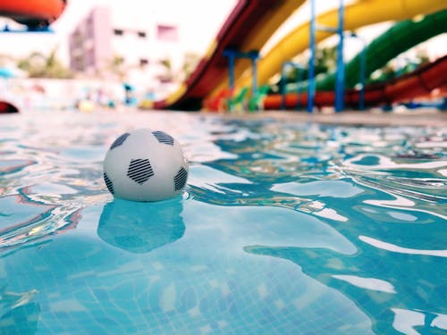 Ücretsiz Yüzme Havuzunda Futbol Topu Stok Fotoğraflar