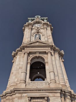 Explore the stunning architecture of the Reloj Monumental in Pachuca, a symbol of history and culture.