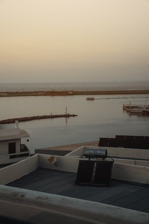 Foto stok gratis danau, panel surya, tembakan vertikal