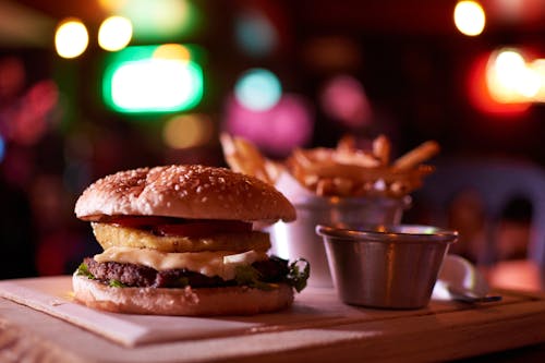 bezplatná Základová fotografie zdarma na téma bokeh, burger, cheeseburger Základová fotografie