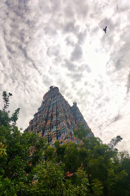 bulutlu gökyüzü, bulutlu gün, Hindu içeren Ücretsiz stok fotoğraf