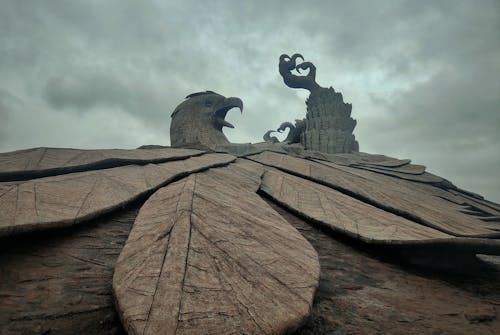 Kostnadsfri bild av fågel, molnig dag, monumentskulptur