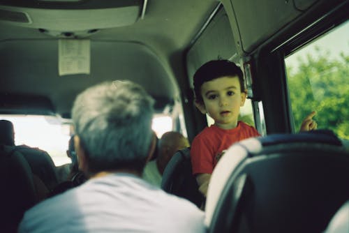 Foto d'estoc gratuïta de apuntant amb el dit, bufó, dins de l'autobús