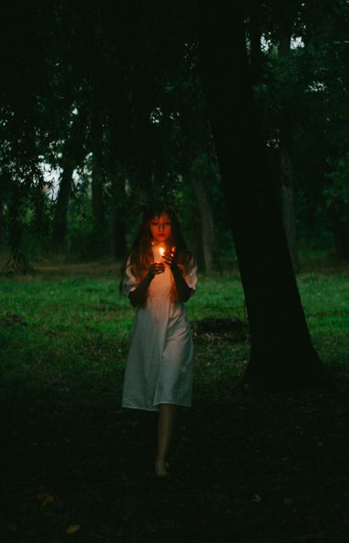 Безкоштовне стокове фото на тему «біла сукня, вертикальні постріл, горить свічка»
