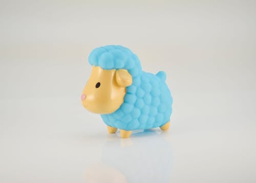 蓝色和黄色的绵羊塑料玩具