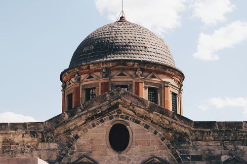 Free Detailed view of a historical building's dome against a clear sky. Stock Photo
