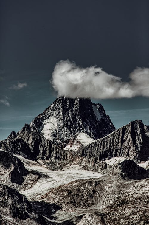 çorak, dağlar, dikey atış içeren Ücretsiz stok fotoğraf