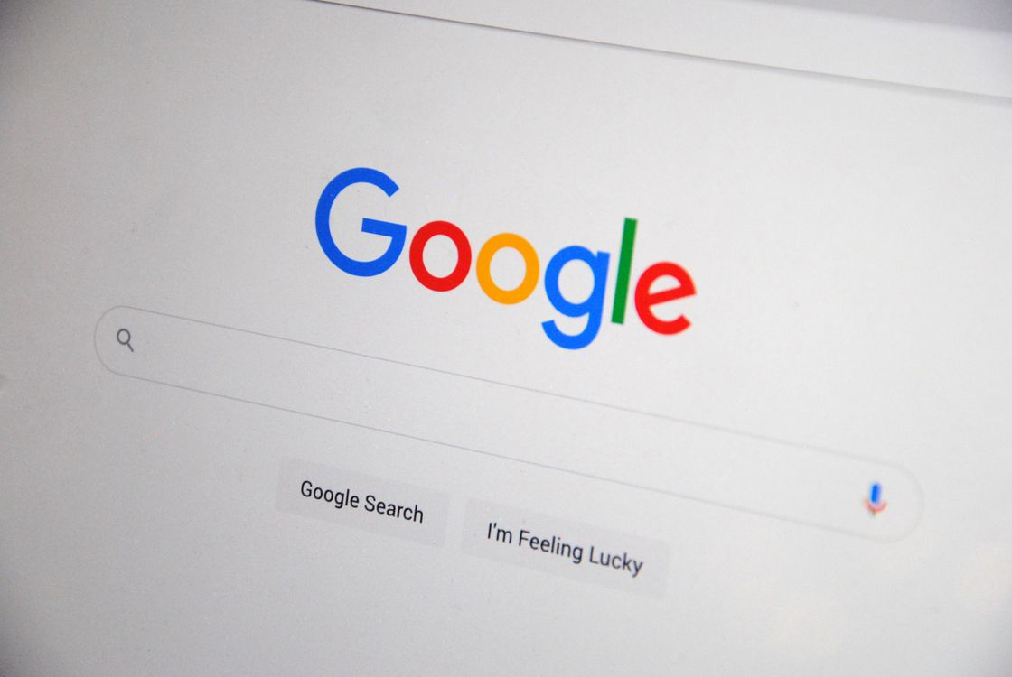 Blizak pogled na Google tražilicu prikazanu na ekranu