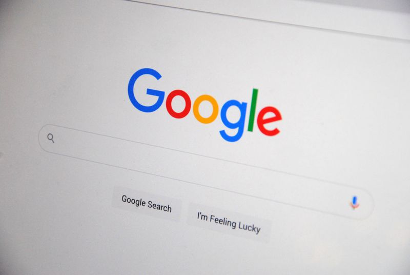 Google arama sonuçları sayfasında site hız metriklerini gösteren bir ekran görüntüsü, sıralamaları etkilediğini vurgulayan görsel