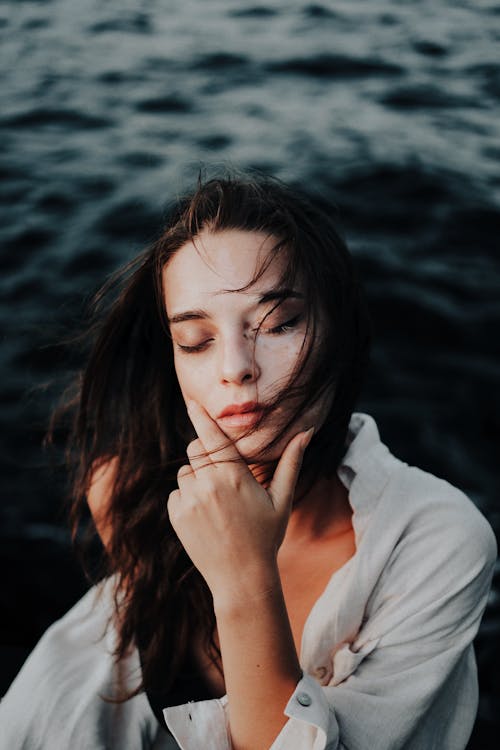 Foto profissional grátis de cabelo, cara, com muito vento