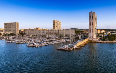 Vue aérienne du port de Toulon mettant en valeur des yachts et la ligne d'horizon au bord de l'eau en Provence, France.