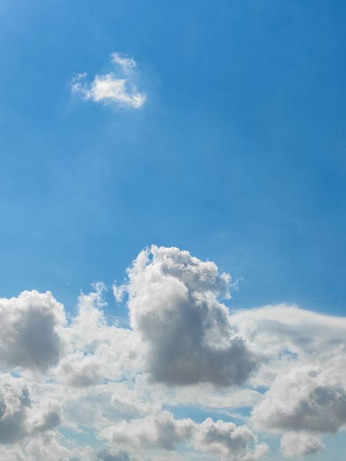 Free A serene view of a bright blue sky filled with fluffy white clouds, ideal for nature themes. Stock Photo