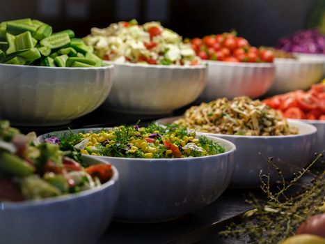 Salade de kale et de quinoa avec sauce citron-tahini