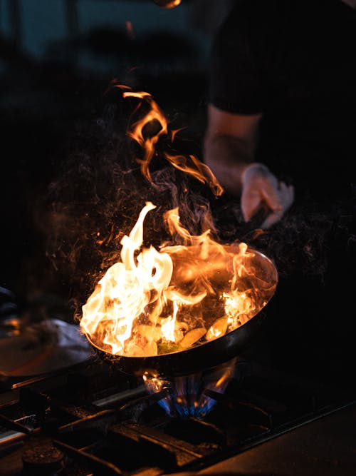 Seorang Koki Memasak Di Prasmanan Hotel