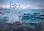 令人着迷的海洋飞溅在杰泽兰的克罗地亚海岸，展示了水运动的自然之美