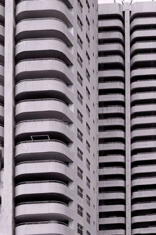 Foto profissional grátis de edifícios de concreto, escala de cinza, monocromático