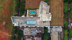 印度尼西亚辛当查亚市的建筑和景观无人机镜头