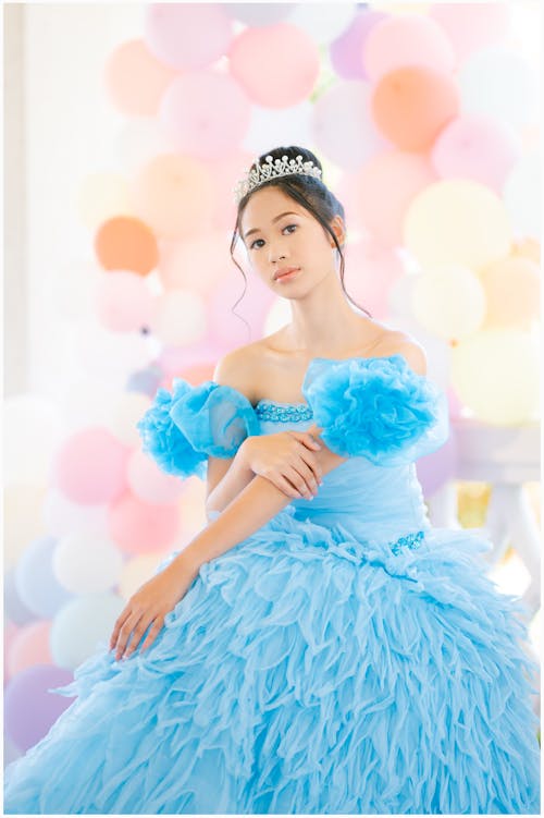 Gratis stockfoto met ballonnen, blauwe jurk, fashion