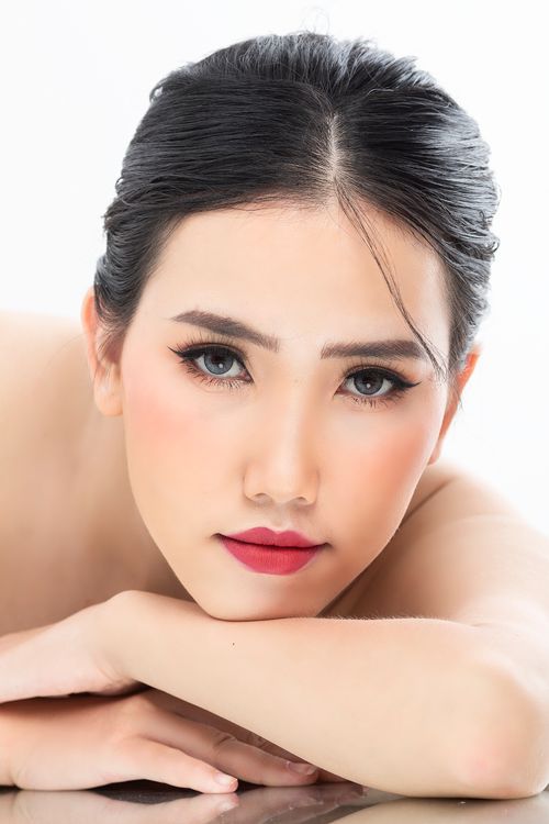 Free Close-up portrait of a woman with pristine, natural look and soft expression. Stock Photo