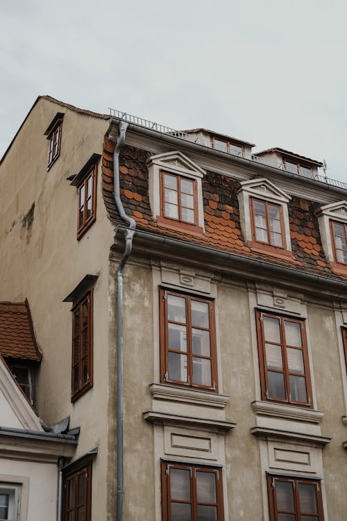 Základová fotografie zdarma na téma betonová stavba, nízký úhel záběru, okna