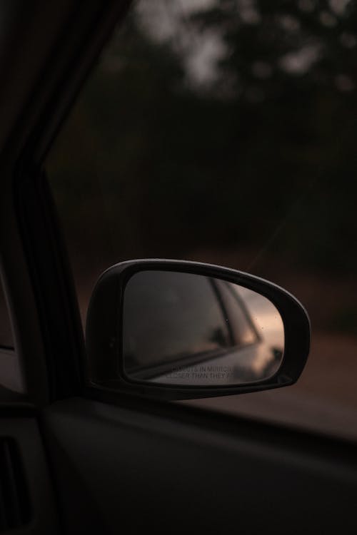 Foto zum Thema Auto-Seitenspiegel zeigt rotes Auto – Kostenloses