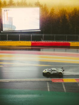 Faszinierender Sportwagen in Spa-Francorchamps – Sportwagen Hintergrundbild