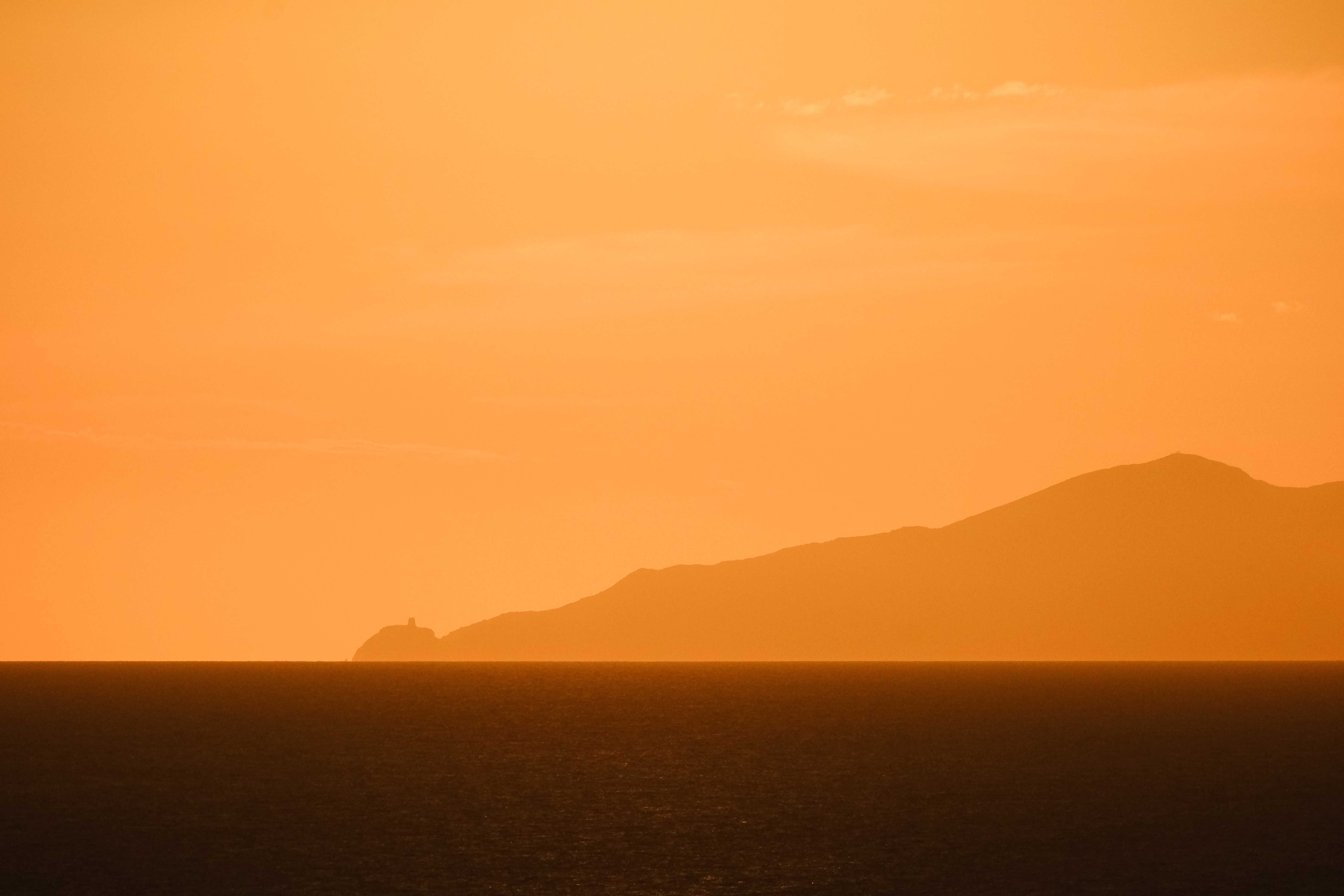 Serene view of ocean horizon at golden hour, highlighting nature's beauty and tranquility.