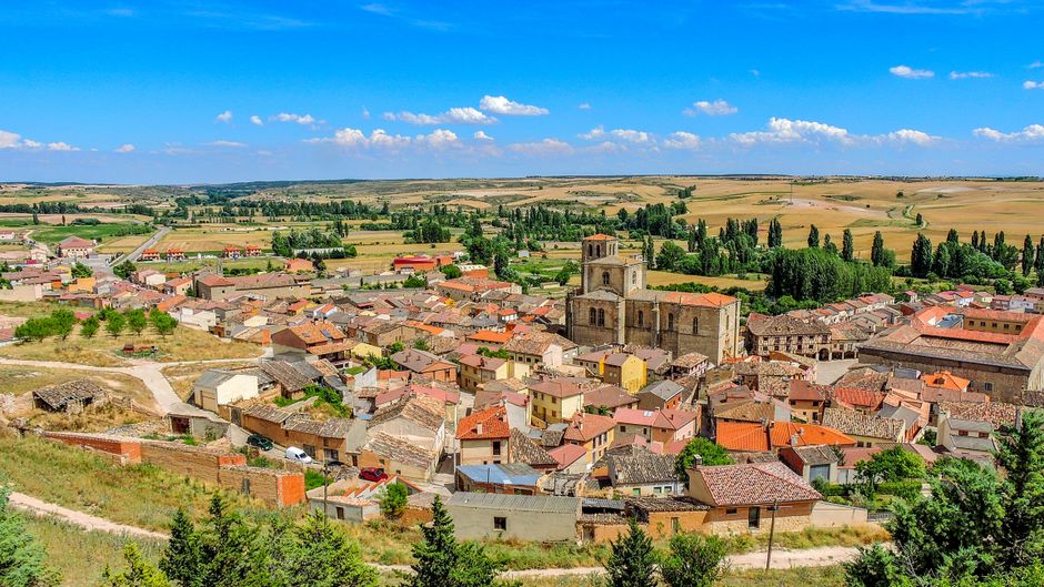 Descubre los encantadores tejados y el campo de la histórica Peñaranda de Duero, España.