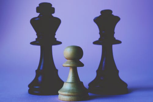 無料 黒とベージュのチェスの駒3つ 写真素材