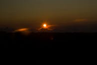 金姆利马尼托巴省的日落景色充满戏剧性，勾勒出风景的剪影